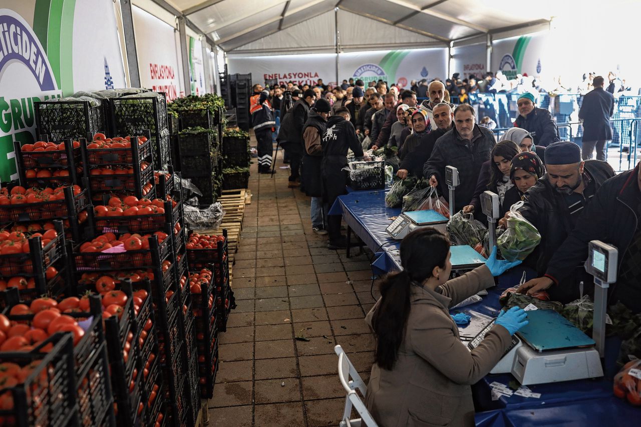 De regering in Istanbul heeft tientallen tenten neergezet waar groenten voor bodemprijzen worden verkocht.