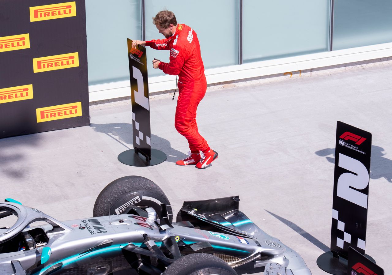 Sebastian Vettel kwam als eerste over de streep, maar werd tweede door een tijdstraf. Hij parkeerde na afloop boos zijn auto een eindje verderop, en zette het bord met '2' voor de auto van winnaar Lewis Hamilton.