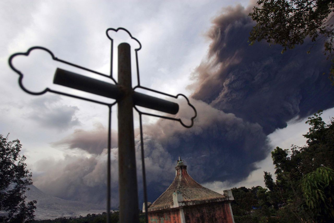 Een kerkje in het dorp Tiga Pancur, op Noord-Sumatra., met op de achtergrond de vulkaan Sinabung.