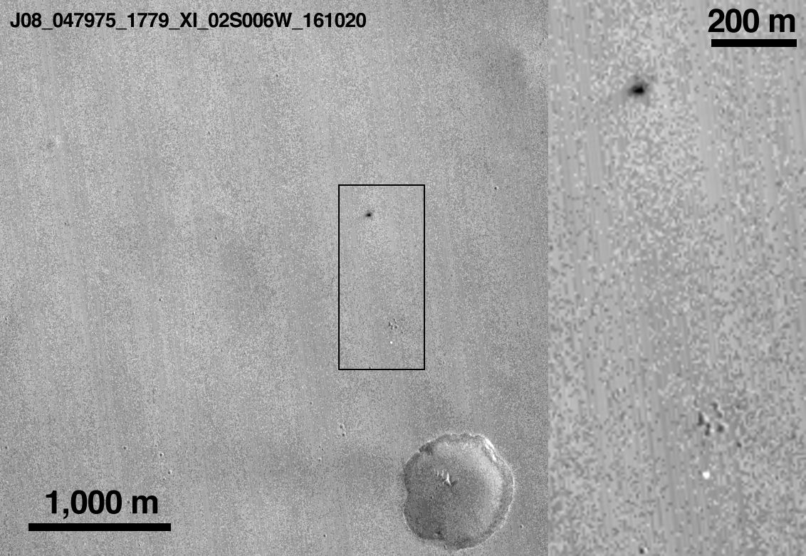 De donkere plek is Marslander Schiaparelli. De lichte plek, in de uitvergroting rechts onderin, is waarschijnlijk de parachute.