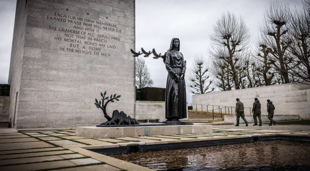 Het ereplein en toren op de  Amerikaanse begraafplaats in Margraten.