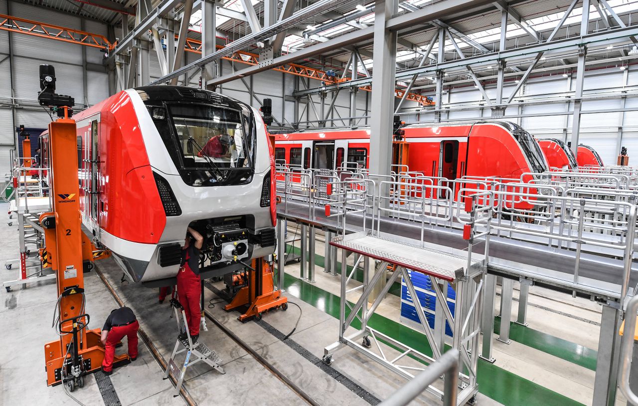 Medewerkers van Bombardier werken in een Duitse fabriek aan een S-Bahn-trein.