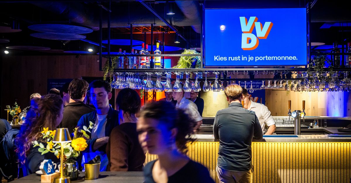 De VVD relativeert de klap in Den Haag en hoopt dat het landelijke beeld meevalt