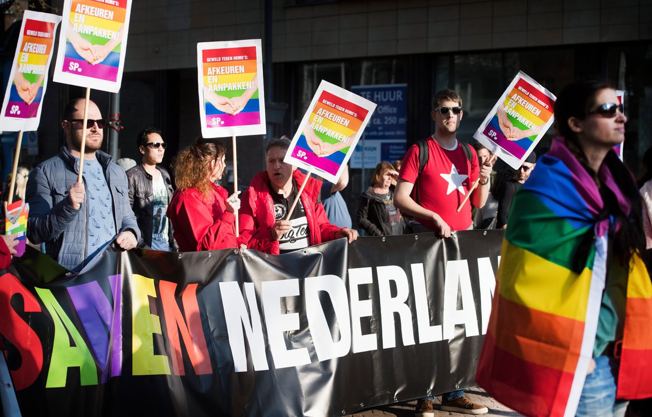 Deelnemers tijdens een demonstratie tegen homogeweld in Arnhem.