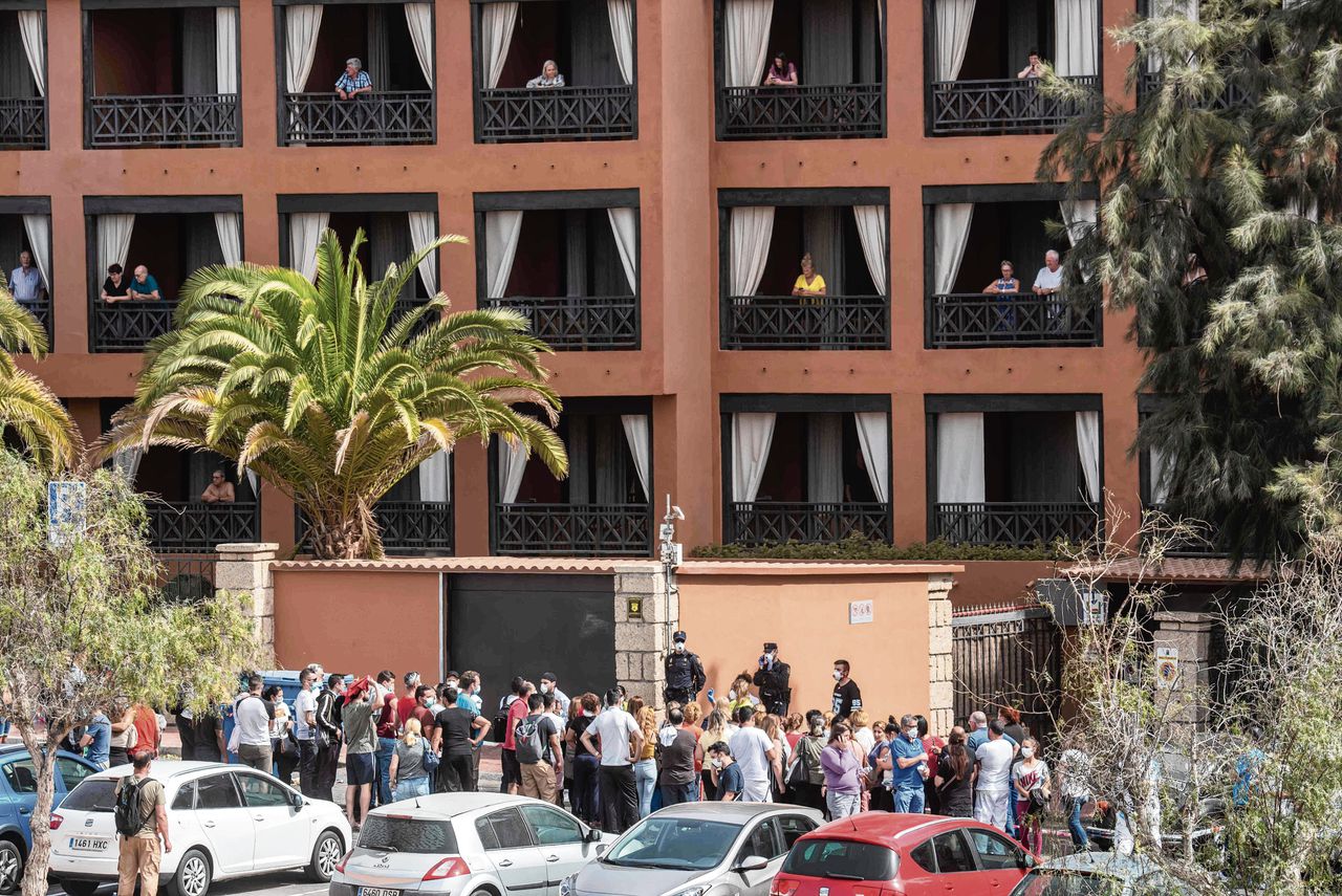 Personeel, medici en politieagenten voor de ingang van het H10 Hotel Costa Adeje Palace op Tenerife, waar maandag een Italiaanse arts positief testte op het coronavirus.