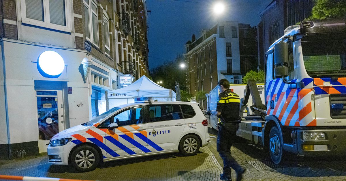 De man die ervan wordt verdacht afgelopen vrijdagavond vijf mensen te hebben neergestoken in de Amsterdamse wijk De Pijp blijft nog zeker twee weken langer vastzitten..
