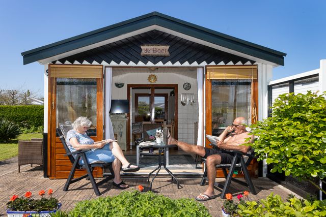 Elly (78) en Bertus Boekhout (78) voor hun recreatiewoning op Recreatieoord Hoek van Holland, waar ze al 46 jaar lang komen (2021). 