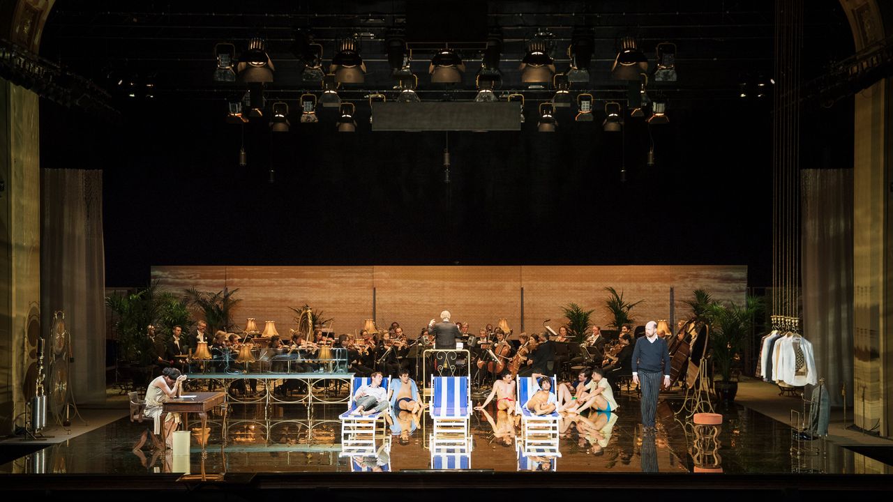 Scènebeeld ‘Dood in Venetië’ met het Koninklijk Concertgebouworkest.