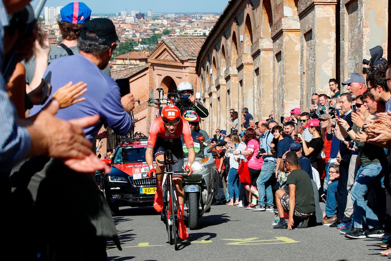 Tom Dumoulin tijdens de eerste acht kilometer van de Giro zaterdag.