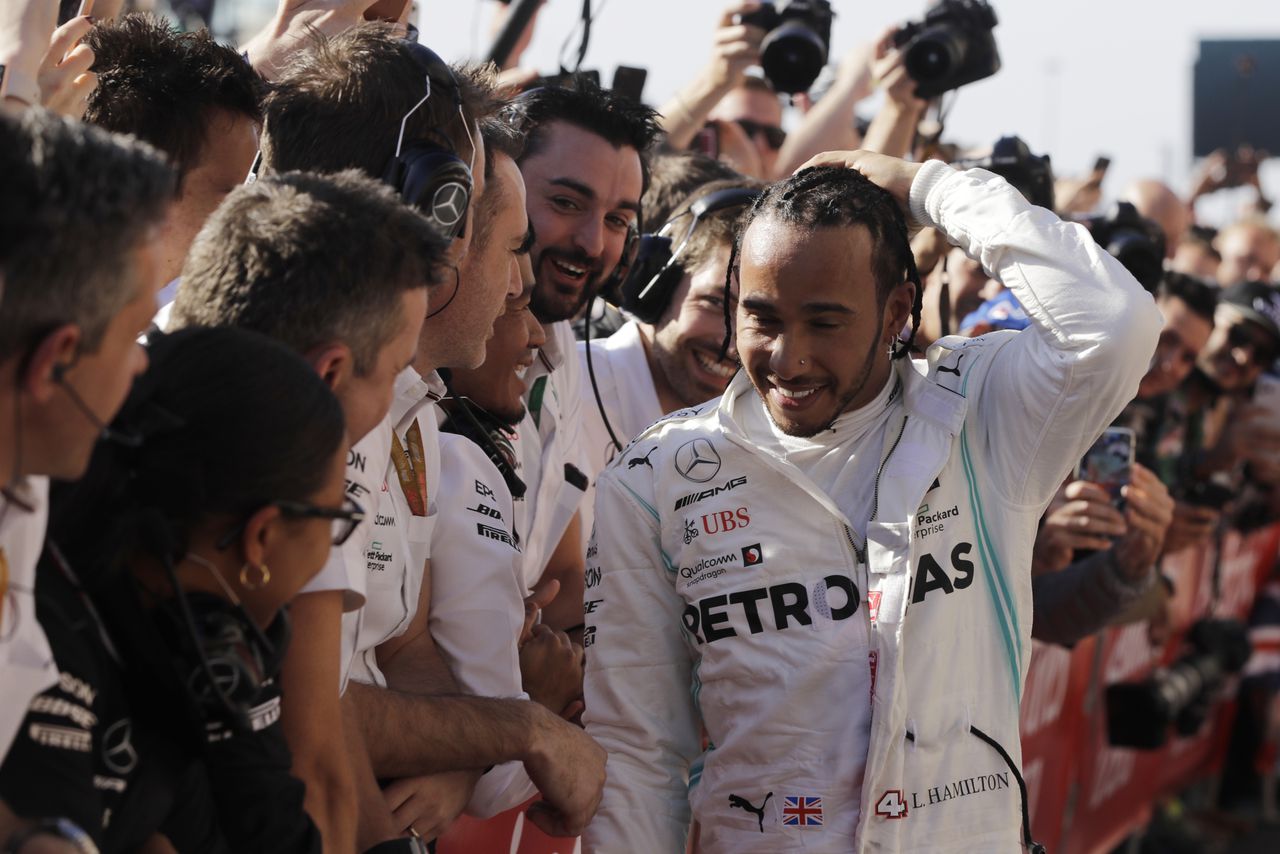 Lewis Hamilton verzekert zich van zesde wereldtitel in VS 