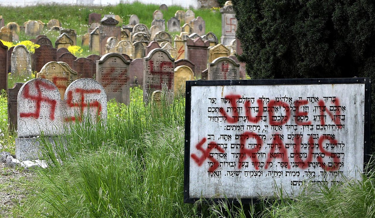 Antisemitische leuzen en hakenkruizen op graven op de Joodse begraafplaats in Herrlisheim-près-Colmar in 2004