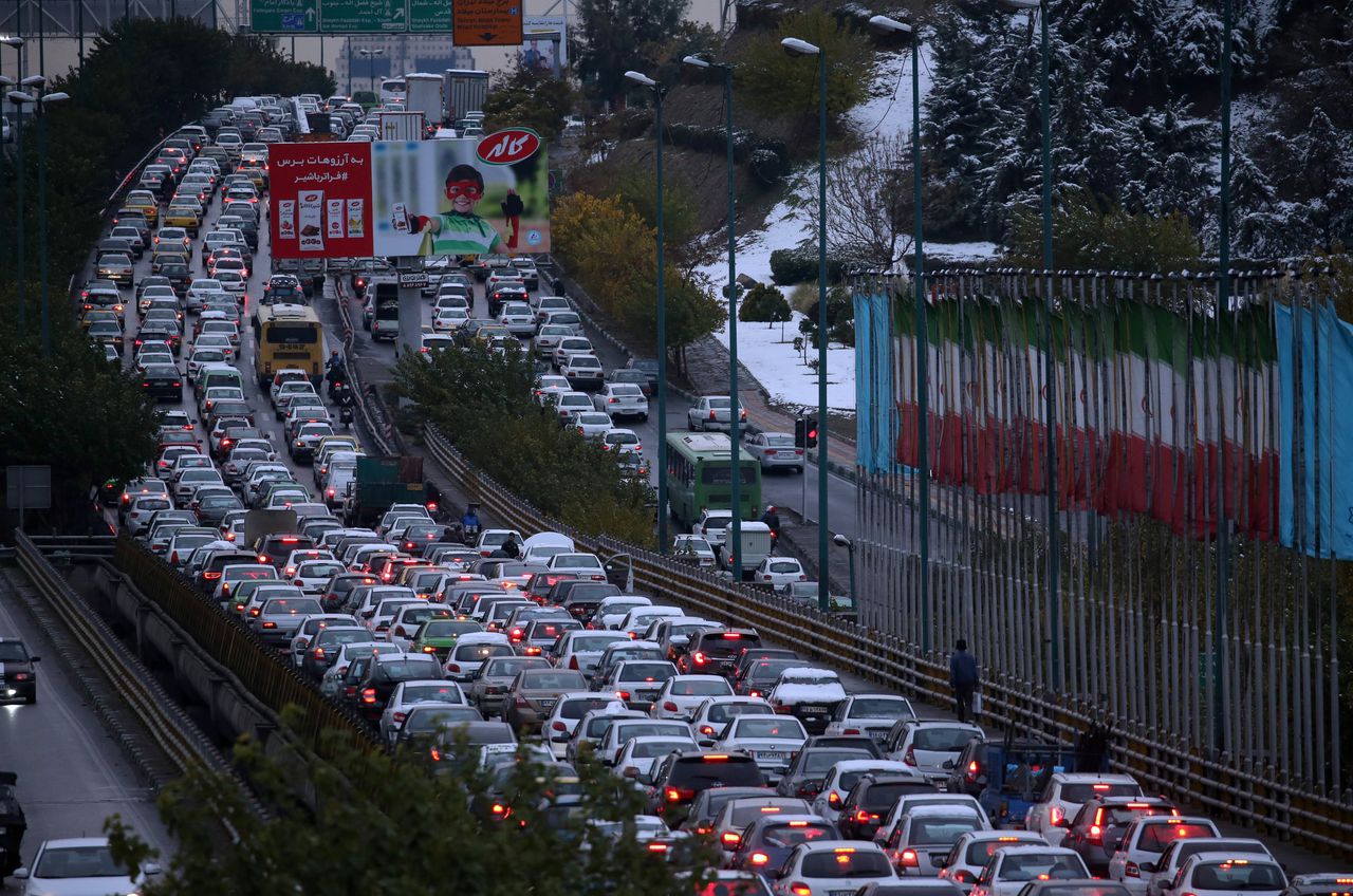 Voertuigen blokkeren een snelweg in Teheran uit protest tegen een scherpe verhoging van de brandstofprijzen.