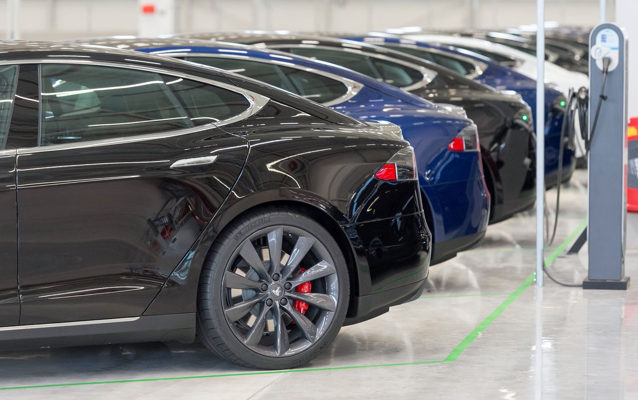 Elektrische auto's in de fabriek van Tesla. Het aantal elektrische auto's in Nederland groeit.