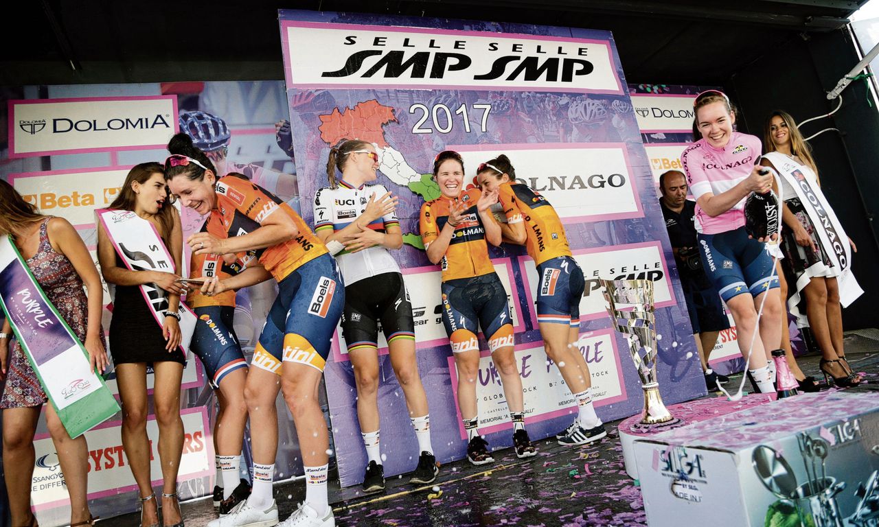 Anna van der Breggen viert haar eindoverwinning in de Giro Rosa.