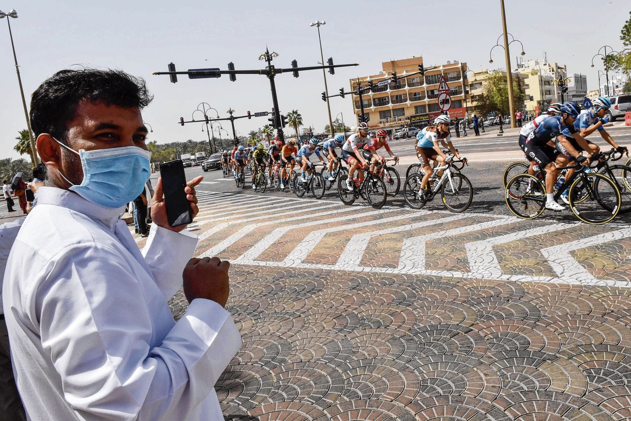 Een toeschouwer volgt het peloton in de Ronde van de Verenigde Arabische Emiraten, vorige week in Dubai. De ronde werd na vijf van de zeven etappes afgebroken wegens de uitbraak van het coronavirus.