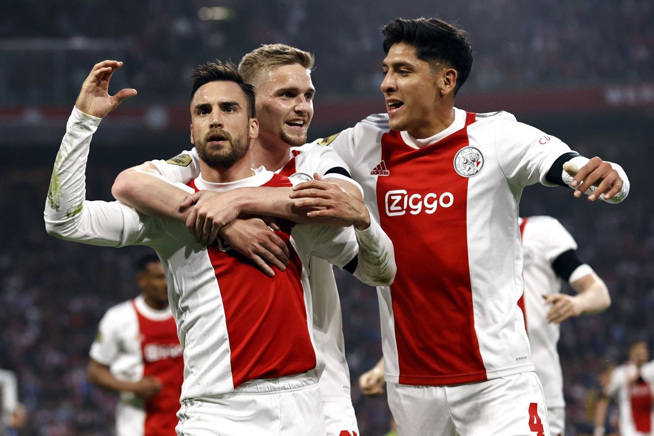Ajax verovert 36ste landstitel met zege op Heerenveen 