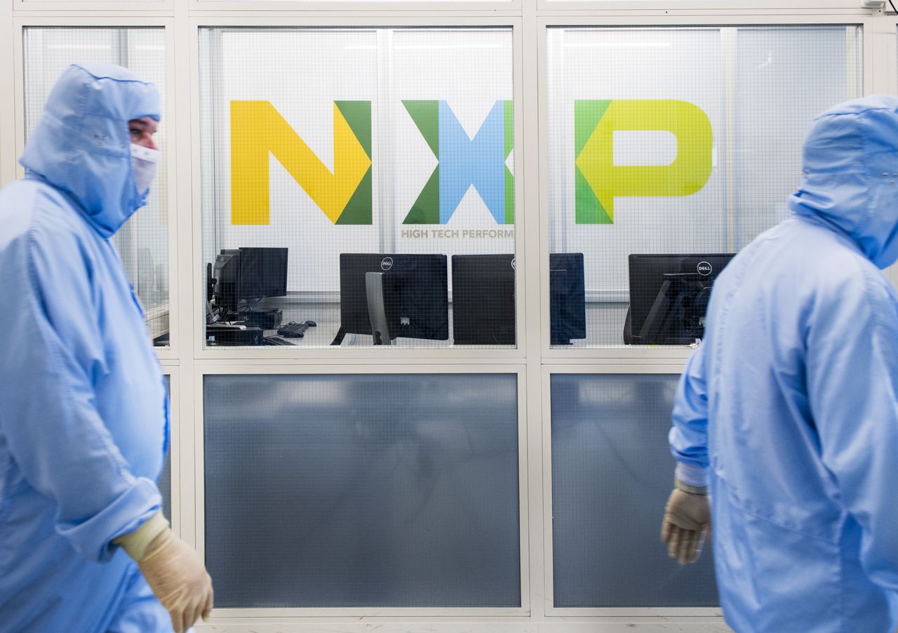 Werknemers in de ICN8 fabriek bij chipproducent NXP.