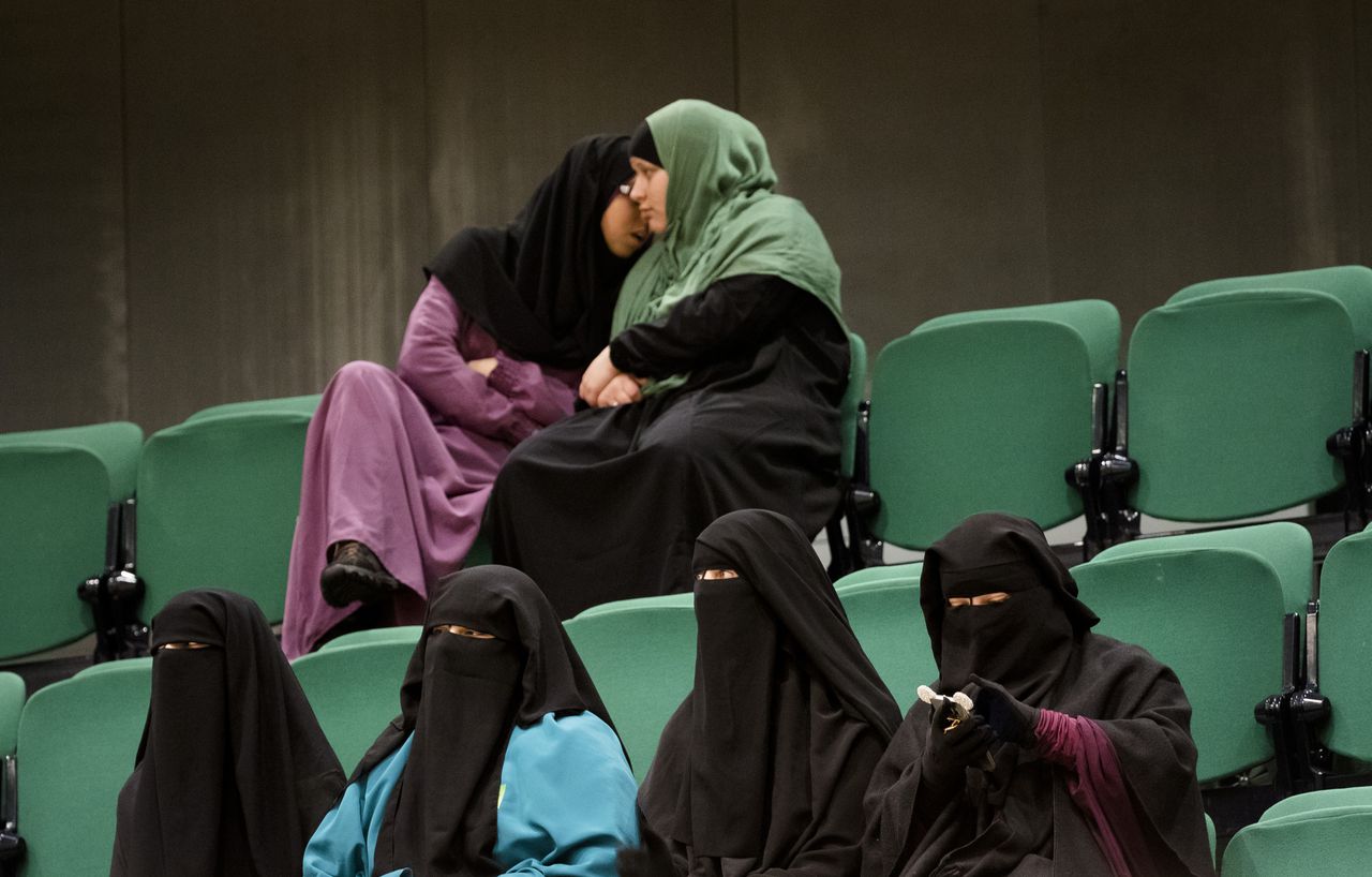 Bezoekers van de Tweede Kamer gekleed in een nikab op de publieke tribune, voor aanvang van het debat in de Tweede Kamer over gezichtsbedekkende kleding.