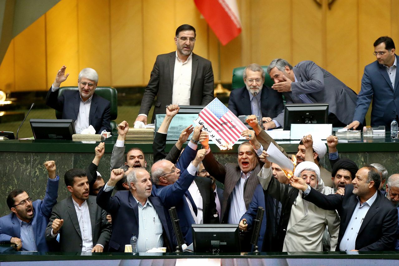 Iraanse overheidsmedewerkers verbrandden dinsdag papieren met daarop de Amerikaanse vlag.
