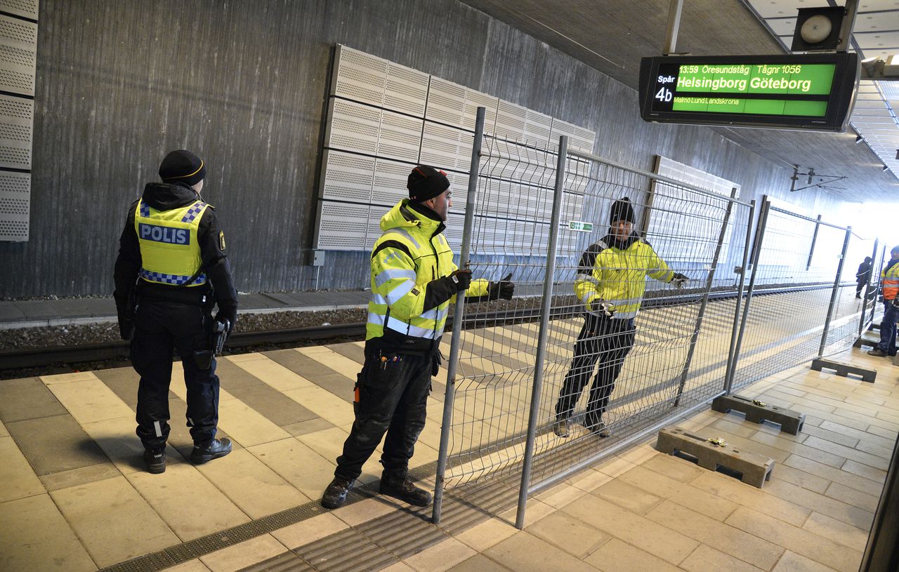 Een tijdelijk hek op een station in zuidelijk Zweden.