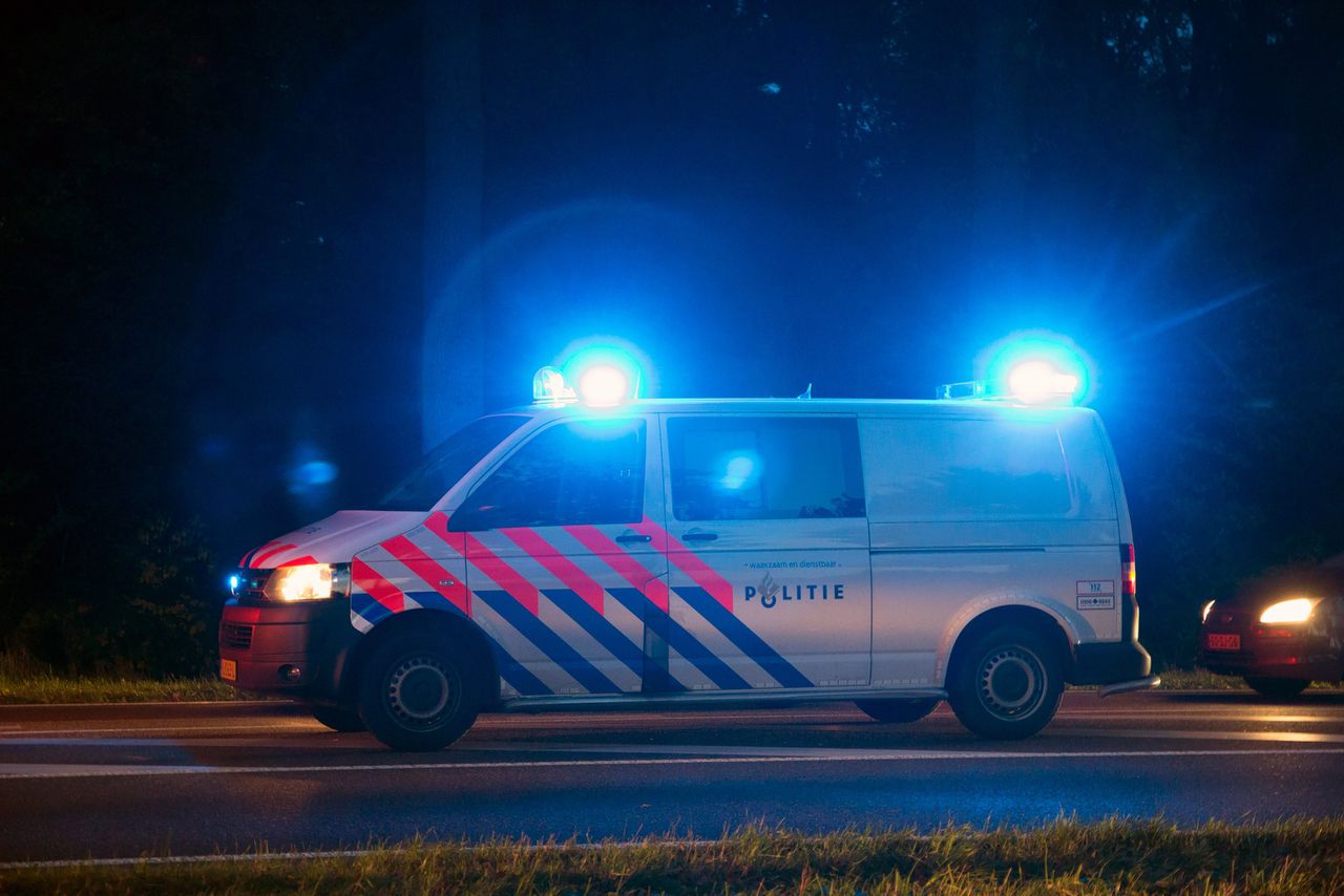 Auto rijdt rivier in bij Capelle a/d IJssel: 1 dode, 1 vermiste 