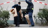 Politieagenten doen onderzoek in het appartementencomplex in de Berlijnse wijk Kreuzberg waar maandag RAF-terrorist Daniela Klette werd gearresteerd. 