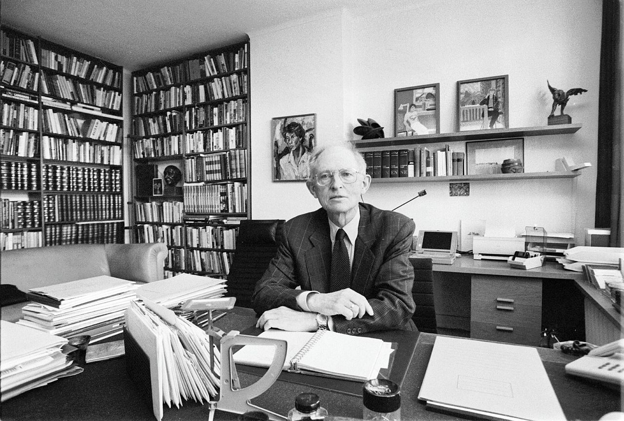 Prof. Johan Goudsblom op zijn werkkamer in oktober 1997