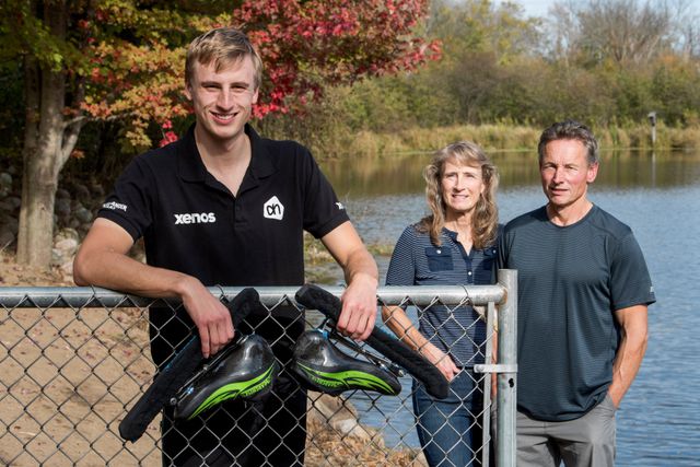 De familie Stolz bij de vijver op hun land, waar Jordan en zijn zus leerden schaatsen.