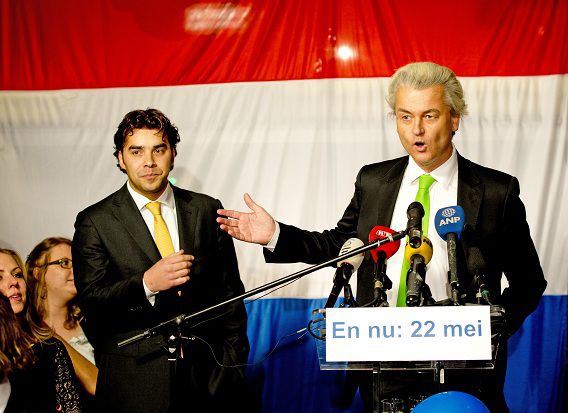 Lijsttrekker Leon de Jong (L) van de Haagse PVV en partijleider Geert Wilders op het podium tijdens de verkiezingsavond.