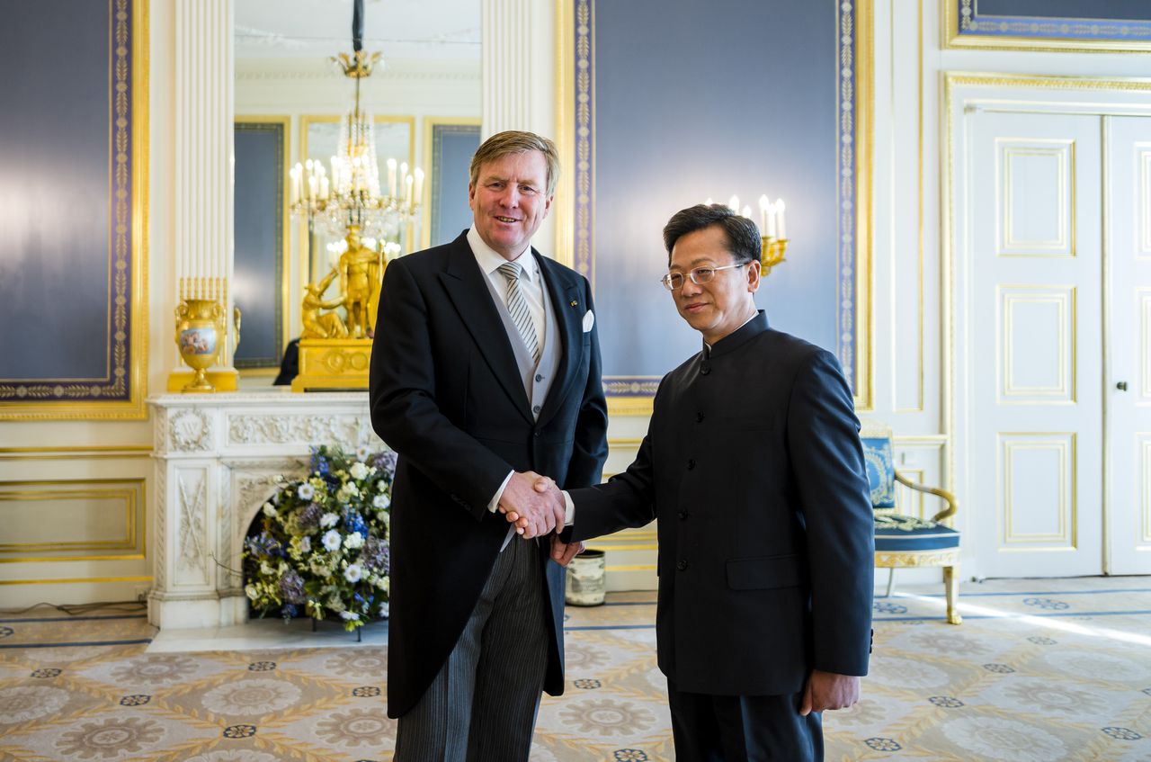 De ambassadeur van de Volksrepubliek China, Xu Hong, op bezoek bij koning Willem-Alexander op Paleis Noordeinde in mei 2019.