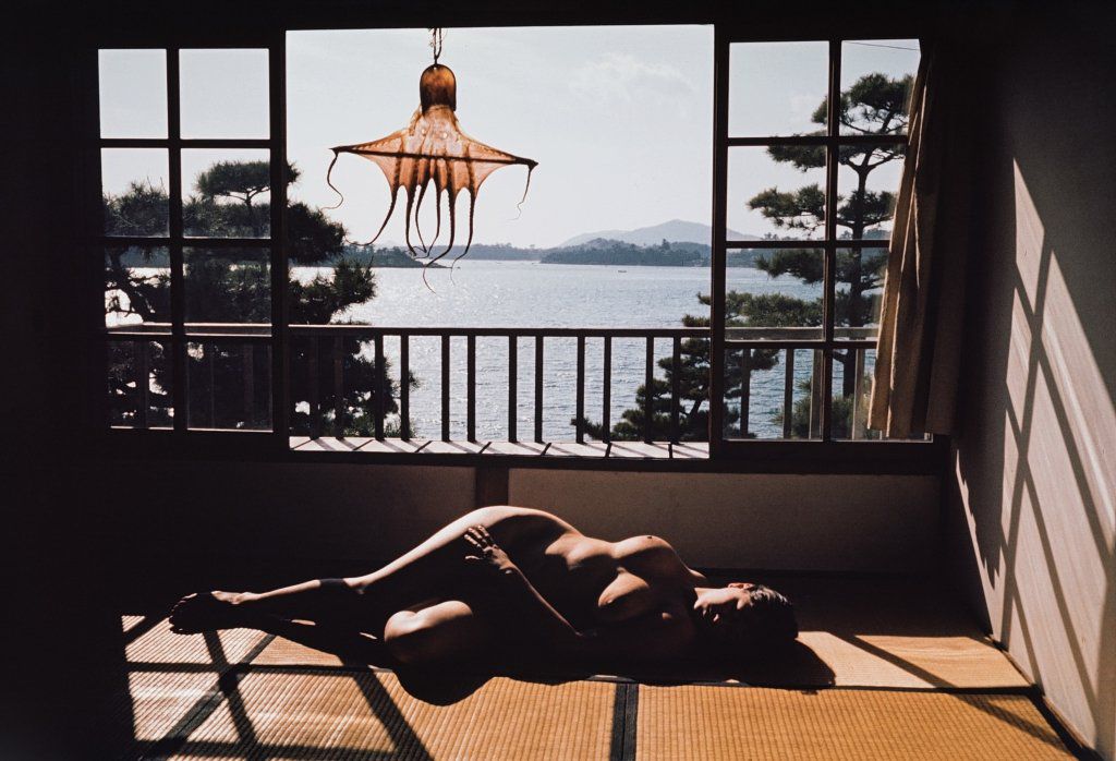 Het gaat om de foto 'Bij de Inland Sea, Japan' van Van der Elsken uit 1960.