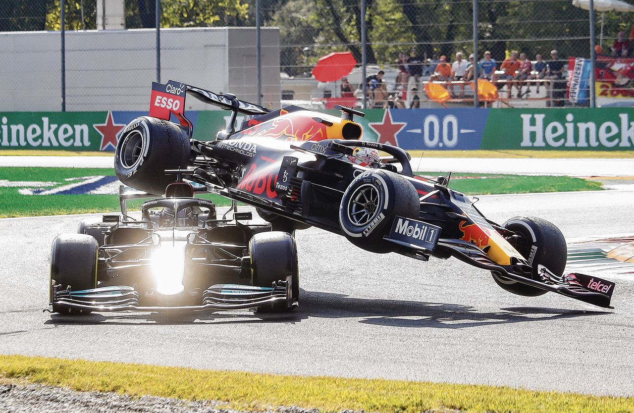Max Verstappen belandt met zijn auto boven op die van Lewis Hamilton.