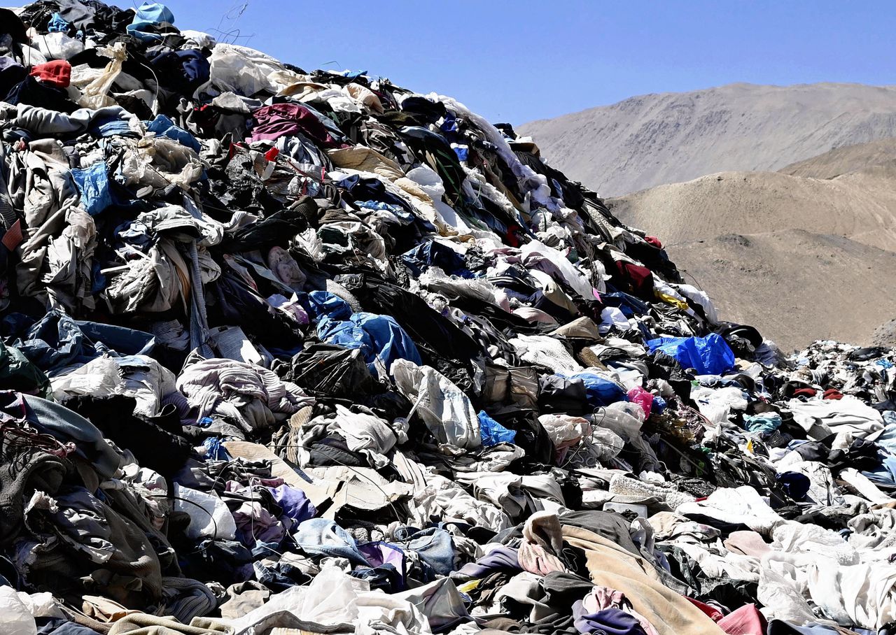 Een berg afgedankte kleding in de Atacama in het noorden van Chili. Een deel van deze woestijn wordt gebruikt als illegale stortplaats voor kleding.