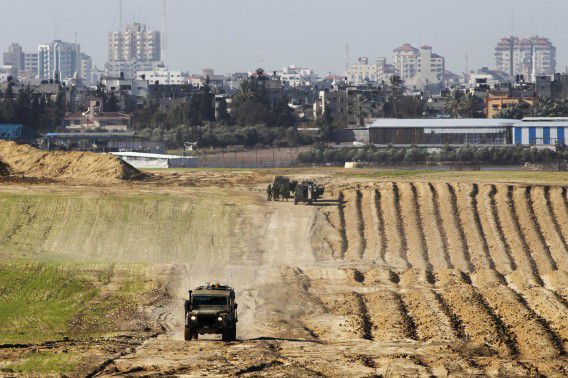 Israëlische militairen bij de grens met Gaza waar een Israëliër werd doodgeschoten. Het leger beantwoordde het incident vandaag met een luchtaanval.