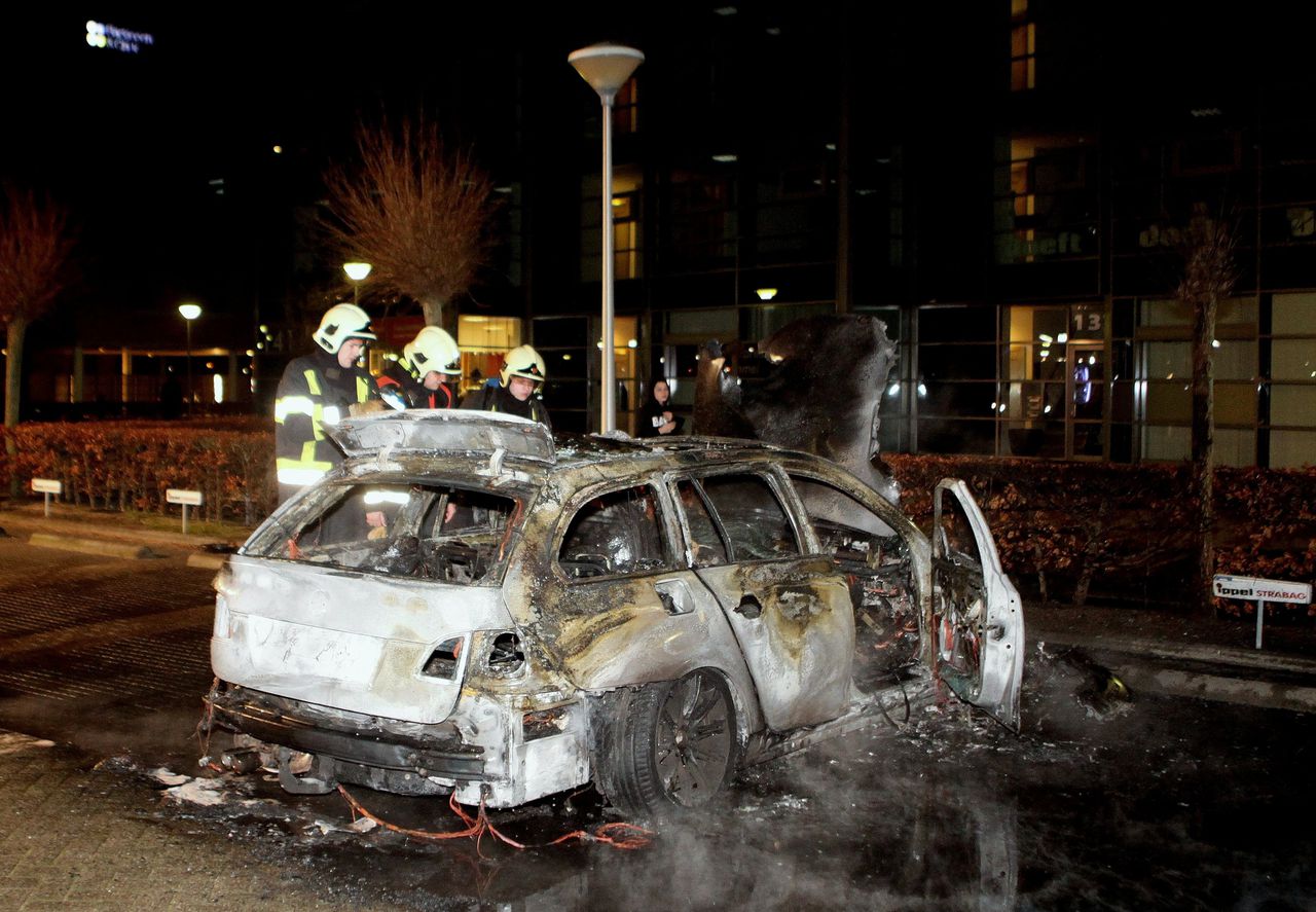 Een uitgebrande auto in Zaltbommel, eind 2015. Het voertuig zou de vluchtauto zijn geweest voor de schutters van de liquidatie in Kerkdriel.