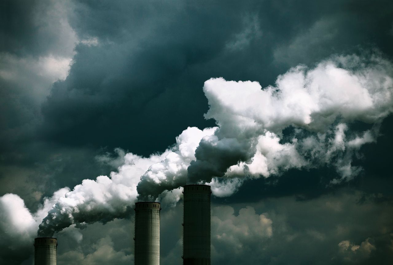 Grote Europese (energie-)bedrijven moeten hun uitstoot afkopen. Maar door de lage CO2-prijs is de prikkel om schoner te worden gering.