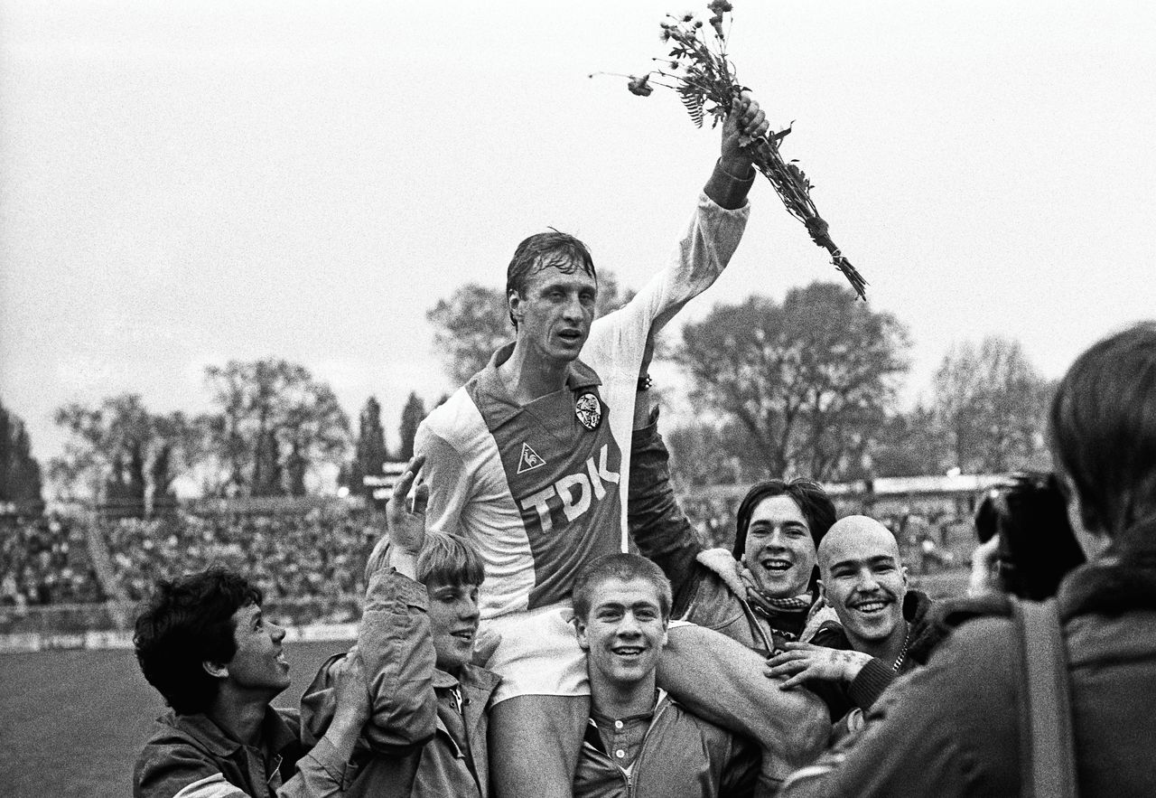 Johan Cruijff na zijn laatste wedstrijd voor Ajax in 1983.
