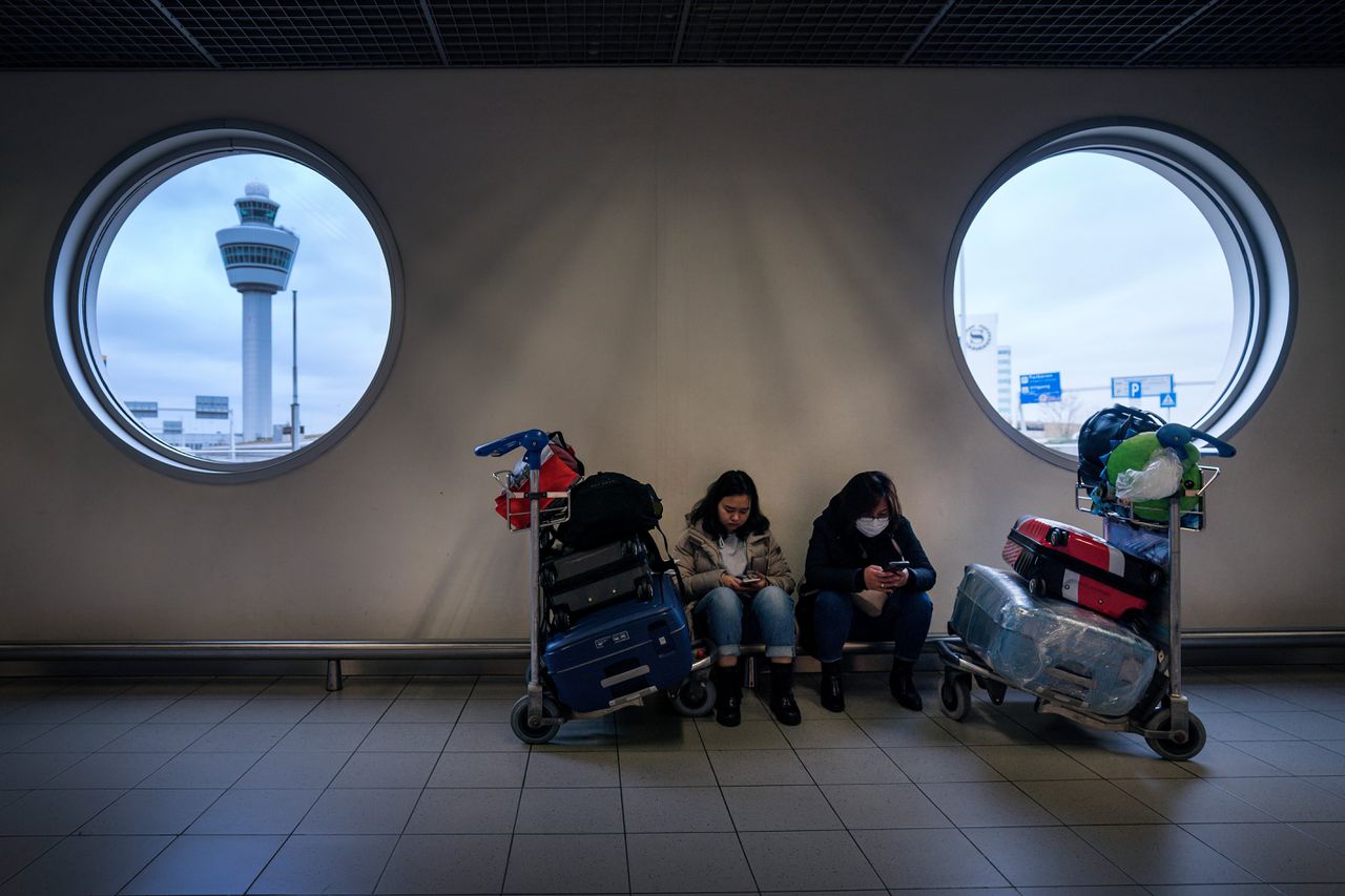 Reizigers op Schiphol aan het begin van de coronapandemie vorig jaar maart.