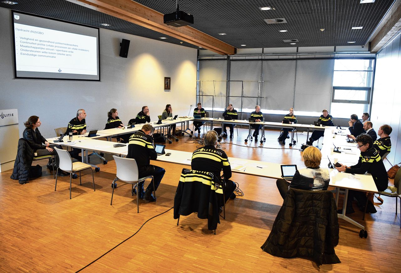 Politiechefs uit de regio Oost-Nederland vergaderen over „nieuwe veiligheidsvraagstukken” tijdens de coronacrisis, met wat meer afstand van elkaar dan normaal, in Apeldoorn.