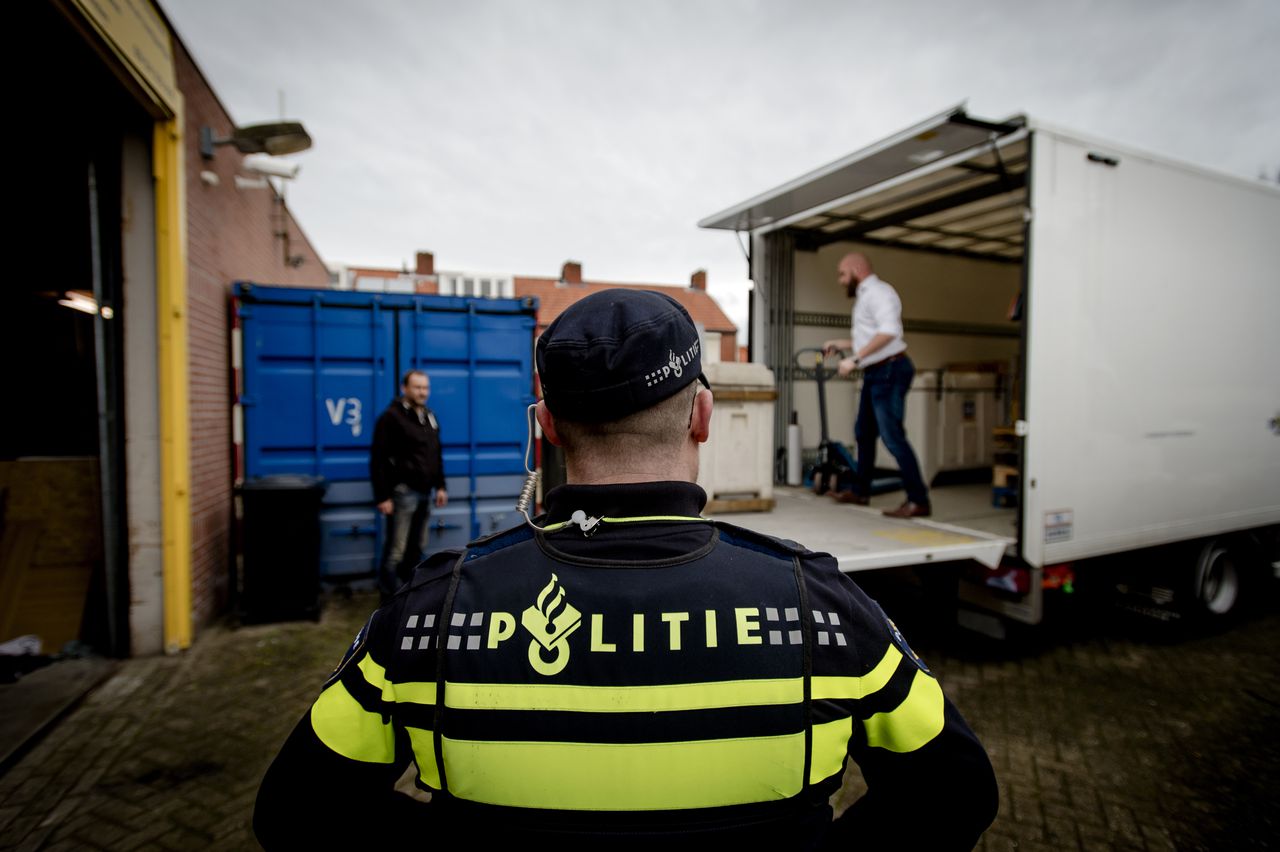 De politie tijdens een inval bij een opslagplaats van grondstoffen voor MDMA.
