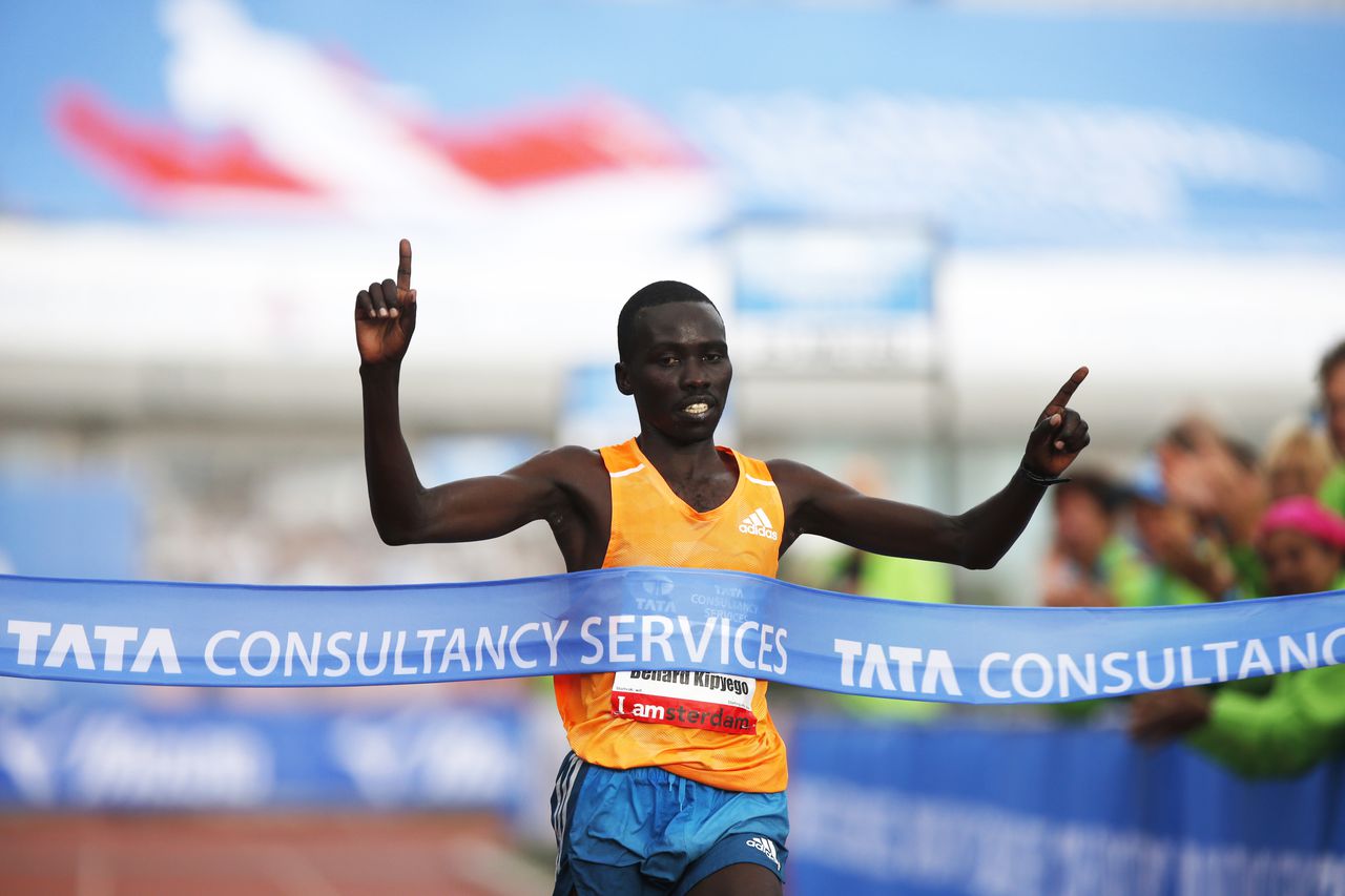 De Keniaanse Bernard Kipyego komt als eerste over de finish bij de marathon van Amsterdam.