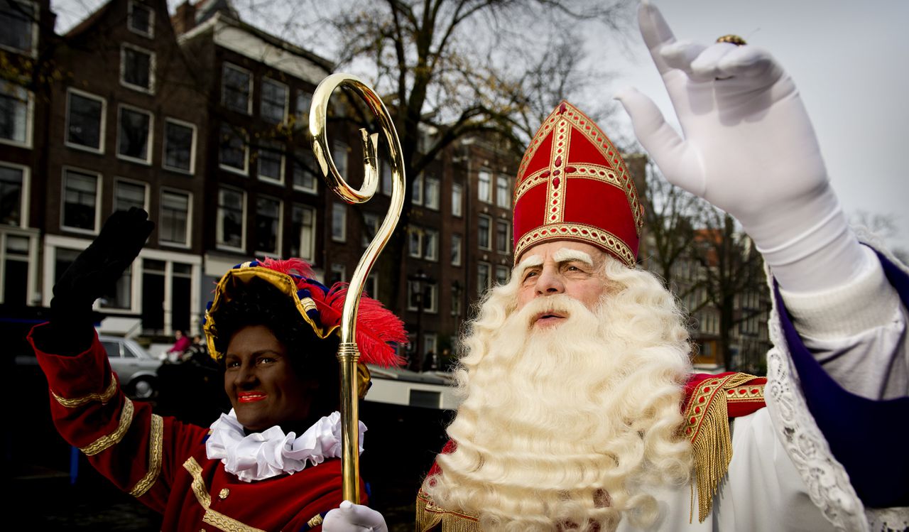 Bram van der Vlugt als Sinterklaas ter gelegenheid van het verschijnen van Sinterklass bestaat, waarin Bram van der Vlugt verhaalt over zijn 25 jaar met Sinterklaas. ANP KOEN VAN WEEL