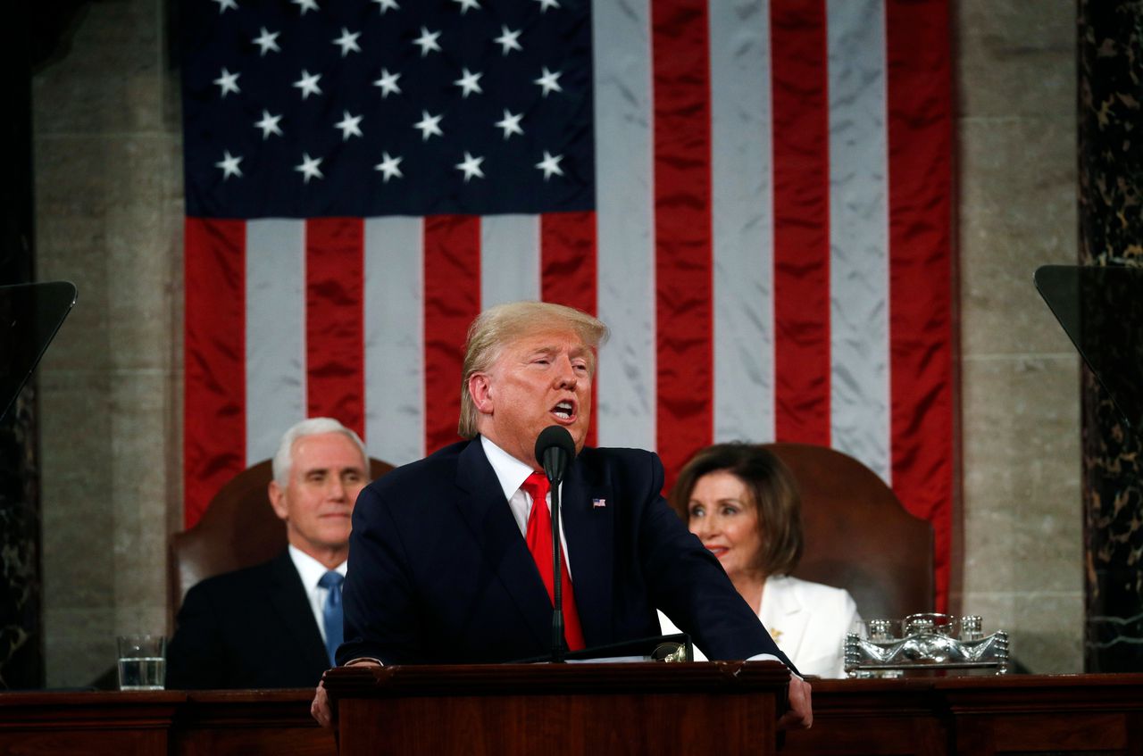 Donald Trump tijdens de State of the Union. Op de achtergrond vice-president Mike Pence en voorzitster van het Congres Nancy Pelosi.