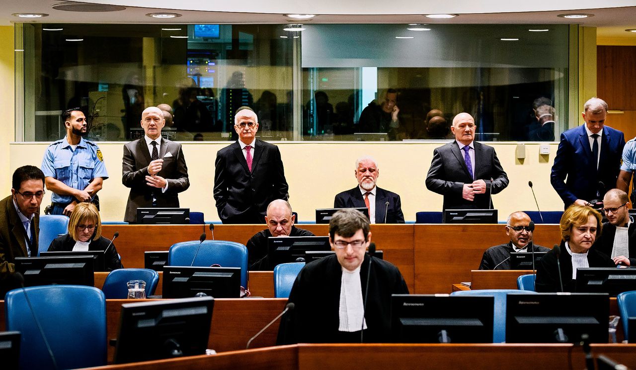 Praljak (zittend in het midden) tijdens de zitting van het Joegoslavië-tribunaal woensdagmorgen.