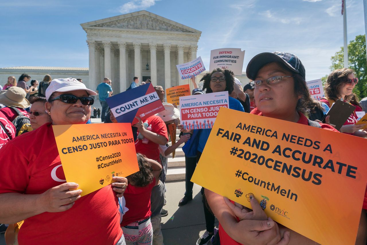 Demonstratie bij het Supreme Court, waar rechters besluiten over het plan van Trump om burgerschapsstatus op te nemen in de volkstelling van 2020.