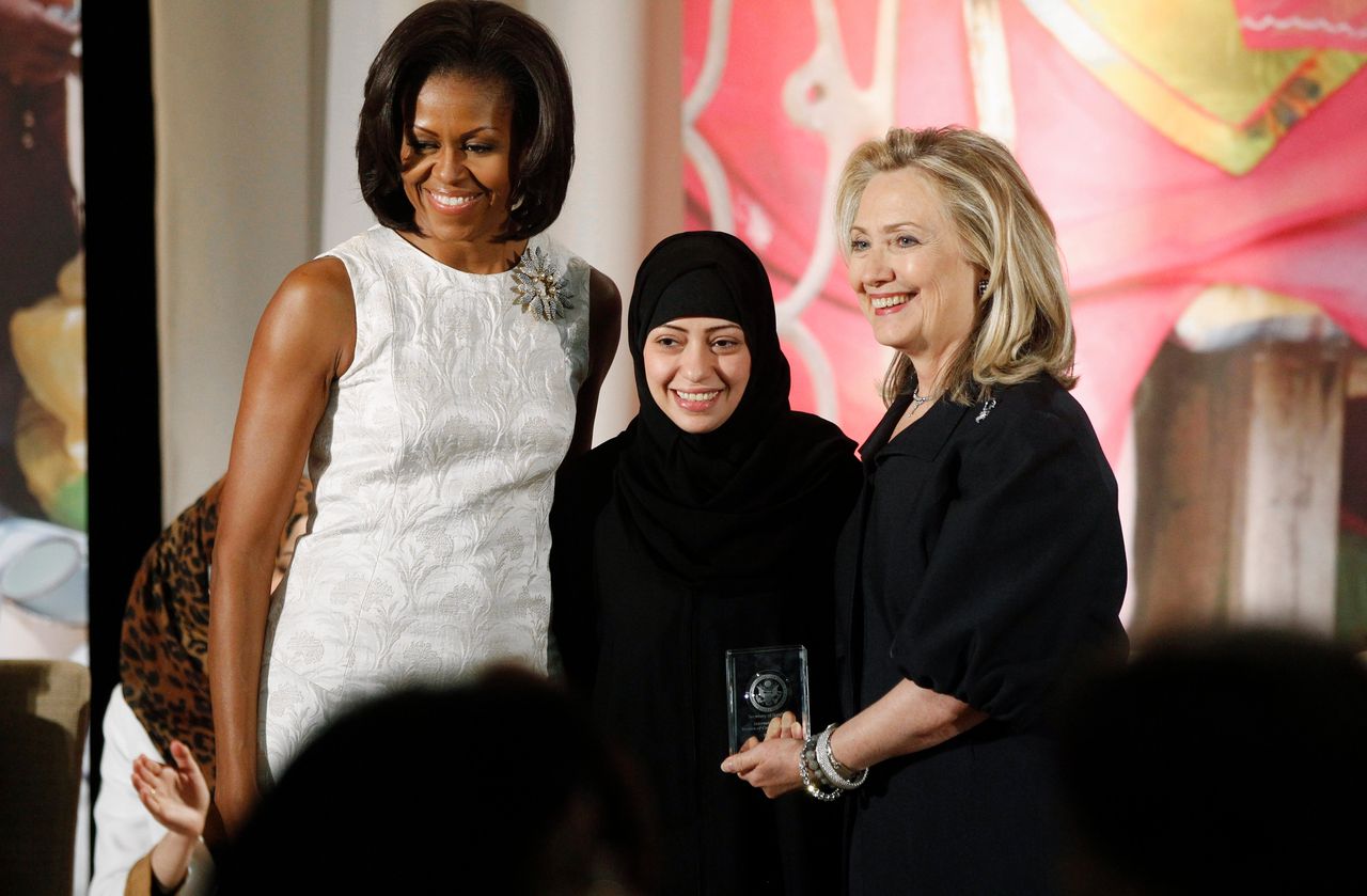 Activist Samar Badawi (midden) met Michelle Obama en Hillary Clinton in maart 2012.