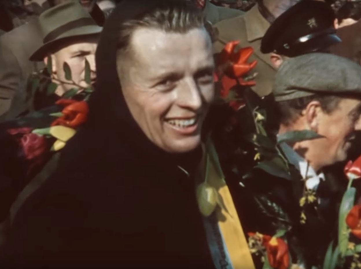 Jeen van den Berg won de Elfstedentocht van 1954 in 7 uur en 35 minuten. Sjoerd Steensma filmde hem in kleur.