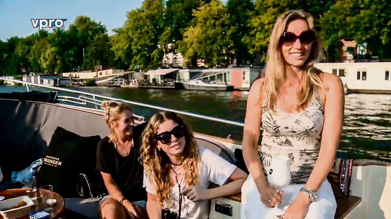 Bootjesmensen in 'Wit is ook een kleur'. Sunny Bergman vraagt aan hen: "Bent u goed geïntegreerd"?