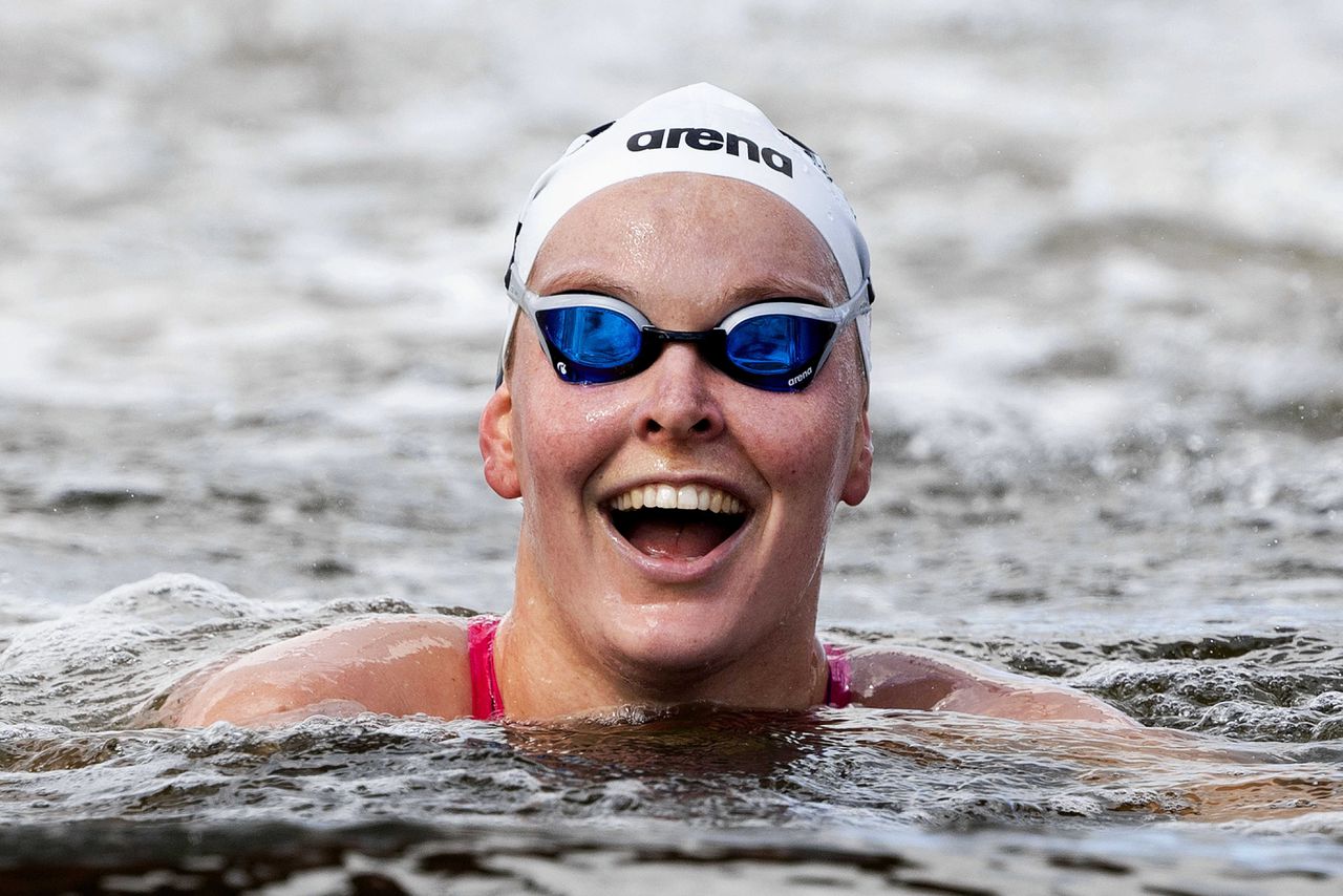 Sharon van Rouwendaal na haar tweede plaats op de 10 kilometer openwaterzwemmen in Tokio.