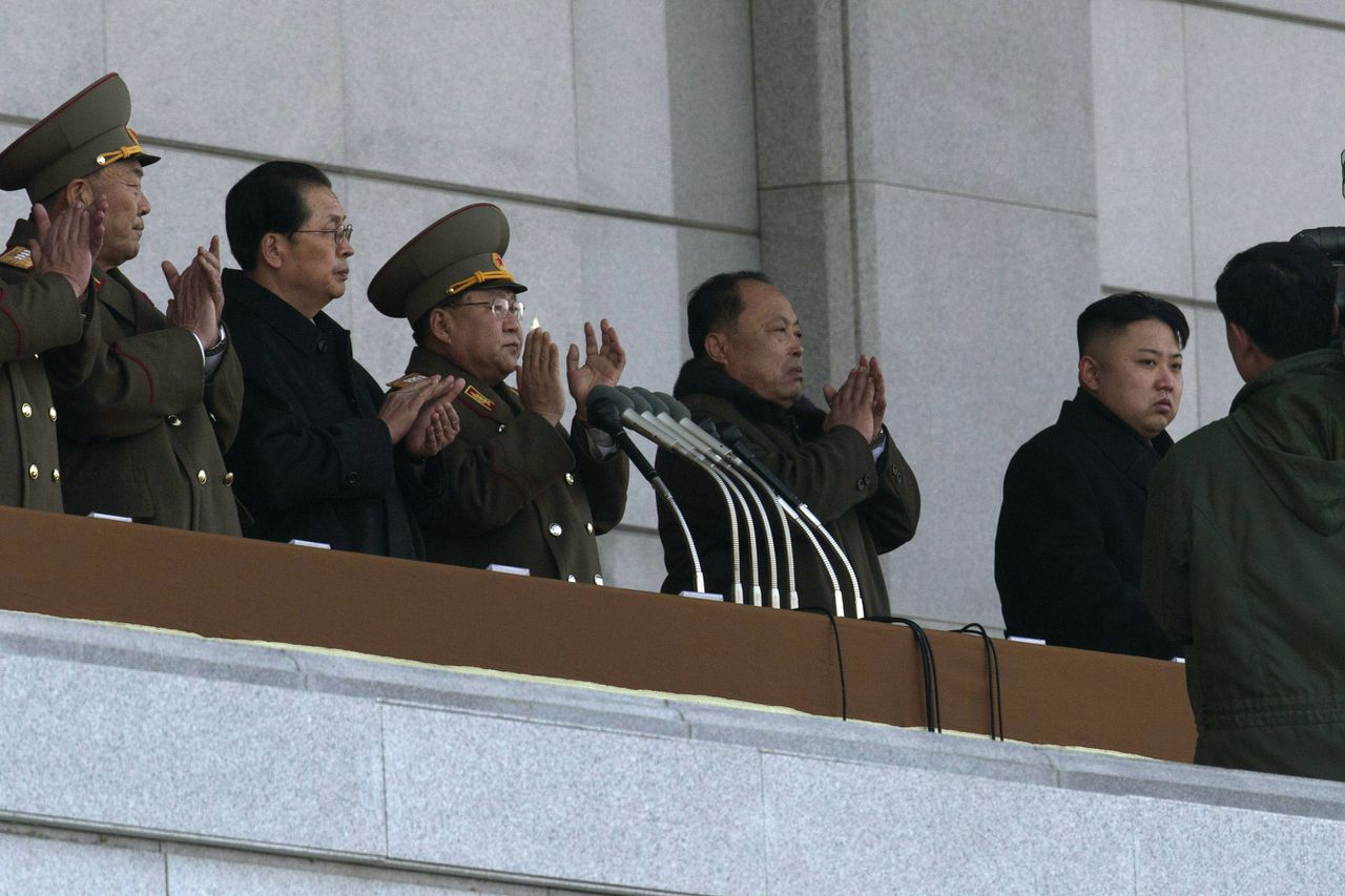 De Noord-Koreaanse leider Kim Jong-un (rechts) samen met zijn oom Jang Song Thaek (tweede van links) bij een ceremonie in december 2012.